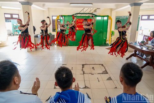 Tuy sân khấu giản dị là thế, nhưng mỗi tiết mục biểu diễn đều được chuẩn bị kỹ càng, mang đậm hơi thở văn hóa dân tộc và tình yêu đất nước. Các học viên xuất hiện trong trang phục truyền thống của nhiều dân tộc, uyển chuyển trong những điệu múa tạo nên một không gian nghệ thuật đậm đà bản sắc Việt.