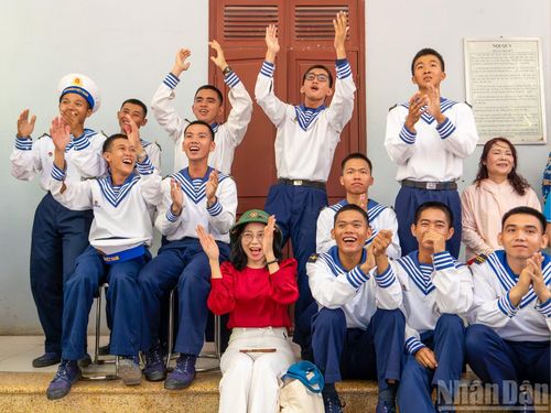 Đông đảo cán bộ, chiến sĩ trên các đảo cùng hòa nhịp theo chương trình giao lưu và các tiết mục văn nghệ.