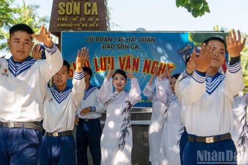 Không còn ranh giới giữa người biểu diễn và người xem, mà là sự giao hòa, gắn kết trong từng điệu múa, lời ca.