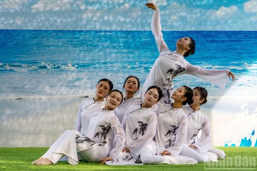 Tham gia Đoàn công tác số 10 năm 2026, đoàn đại biểu Học viện Múa Việt Nam do giảng viên Tạ Vũ Thu làm Trưởng đoàn, trong đó nòng cốt là các học viên với tuổi đời còn rất trẻ, từ 17 đến 21 tuổi.