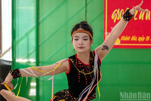 Chương trình không chỉ đơn thuần là hoạt động biểu diễn phục vụ, mà còn là nhịp cầu kết nối cảm xúc giữa đất liền và đảo xa. Mỗi tiết mục đều mang hơi thở đời sống, trẻ trung nhưng sâu lắng, gần gũi mà vẫn giàu sáng tạo.