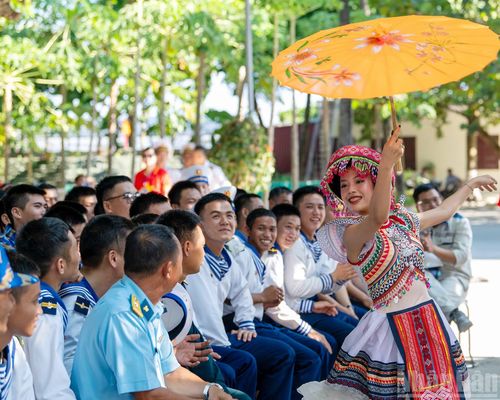 Không sân khấu lớn, không ánh đèn rực rỡ, chỉ là những sân khấu đơn sơ, buổi giao lưu giữa Đoàn công tác số 10 và cán bộ, chiến sĩ trên các đảo diễn ra trong không khí sôi động, rộn ràng dưới ánh nắng chan hòa của biển đảo.