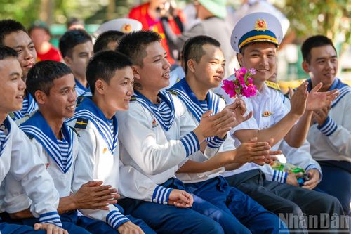 Khán giả người thì vỗ tay theo nhịp, người cất tiếng hát phụ họa, người lên sân khấu hòa mình cùng nghệ sĩ.
