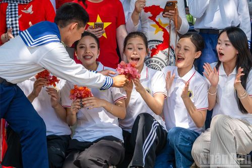Sau mỗi màn biểu diễn, nhiều chiến sĩ đã mạnh dạn trao tận tay các nữ học viên những món quà giản dị, đôi khi chỉ là bó hoa giấy vừa hái vội. Món quà nhỏ mà chan chứa tình cảm lớn. Các học viên không giấu nổi bất ngờ, thích thú, nâng niu từng món quà, xem đó như vật kỷ niệm quý giá.