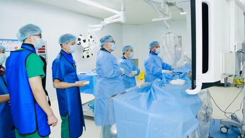 Thiết bị hiện đại phục vụ chẩn đoán, điều trị cho người bệnh.