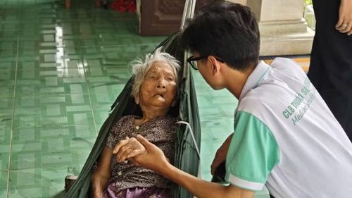 Hoạt động tri ân của sinh viên Trường Đại học Bình Dương, một cách để lịch sử được tiếp nối bằng hành động hôm nay.