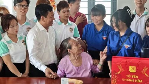 Sinh viên Trường Đại học Bình Dương thăm hỏi, tri ân Mẹ Việt Nam Anh hùng tại Tây Ninh trong dịp kỷ niệm 30/4.