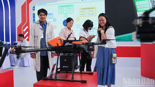 Gian trưng bày Bức tường an ninh mạng còn có các sản phẩm công nghệ UAV, camera AI thông minh kiểm soát an ninh, tham quan tìm hiểu khu Bảo tàng số KH CM12.