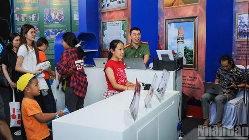 Thông qua các trò chơi, lịch sử 80 năm An ninh nhân dân đã được truyền tải sinh động đến các bạn trẻ.