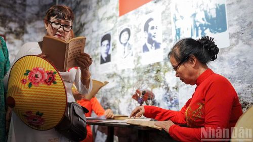 Người dân trải nghiệm không gian tái hiện Vụ án tại số 7 phố Ôn Như Hầu.