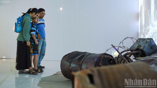 Gia đình anh Phúc tìm hiểu lịch sử 80 năm An ninh nhân dân tại triển lãm.