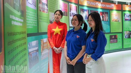 Triển lãm thu hút sự quan tâm của nhiều bạn trẻ.
