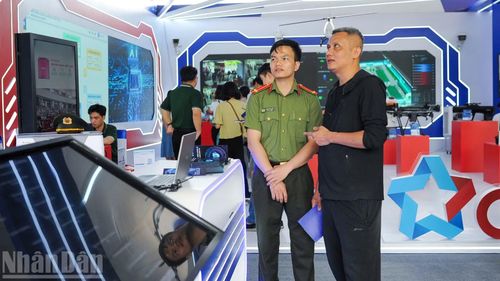 Tại đây, người dân và du khách đã được tìm hiểu về các công nghệ hiện đại của lực lượng An ninh nhân dân.