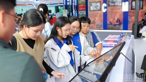 Tại gian trưng bày Bức tường an ninh mạng, nhiều người dân và du khách đã trải nghiệm các cuộc gọi lừa đảo và được giải đáp; Game tương tác phát hiện thật giả tạo dựng bởi AI trưng bày hình ảnh, video về Liên minh và chiến dịch không một mình.
