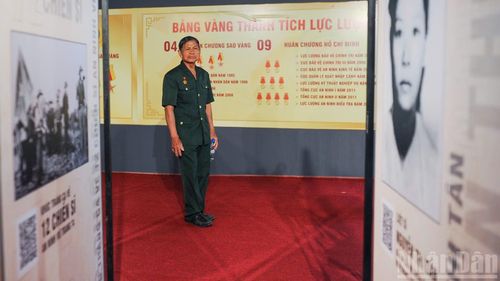 Cựu chiến binh Trần Chiến Chinh tham quan không gian triển lãm “80 năm An ninh nhân dân - Lá chắn thầm lặng”.
