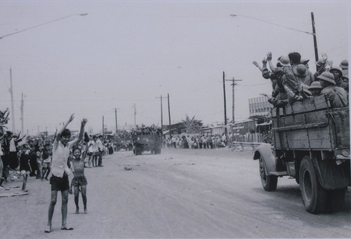  Nhân dân đổ ra xa lộ Sài Gòn-Biên Hòa đón quân giải phóng ngày 30-4-1975. Ảnh tư liệu 