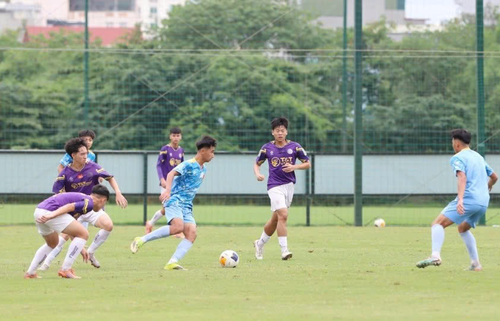 U17 Việt Nam có trận đấu tập nội bộ với đội Trẻ Hà Nội. Ảnh: VFF