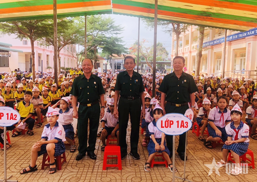 Các thành viên Câu lạc bộ Giáo dục truyền thống phường Phước Long tham gia giáo dục truyền thống cho học sinh. 