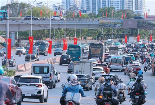 Lượng người và phương tiện tăng cao theo hướng cầu Vĩnh Tuy ra hướng Long Biên đi các tỉnh.