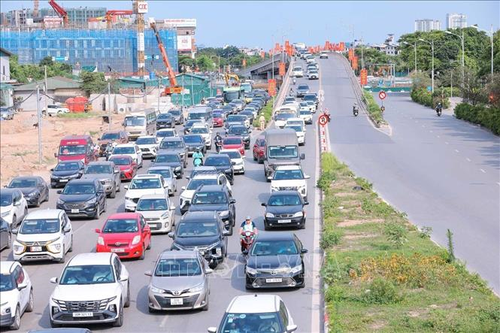 Lưu lượng người và phương tiện di chuyển về hướng đường Cổ Linh tăng đột biến, xuất hiện hiện tượng ùn ứ cục bộ.