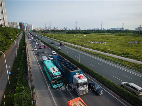 Dòng xe nối dài, di chuyển chậm trên cao tốc Pháp Vân - Cầu Giẽ để rời Thủ đô trong buổi sáng.