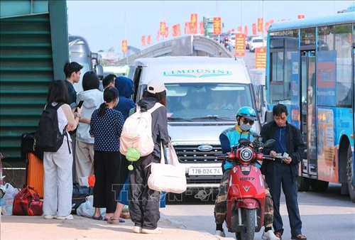 Người dân chờ đón xe đi các tỉnh trong sáng 30-4.