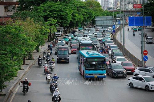 Các phương tiện cá nhân di chuyển dày đặc trên trục đường Giải Phóng hướng ra ngoại thành.