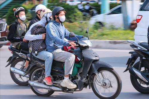 Người dân tranh thủ rời Hà Nội từ sáng 30-4.