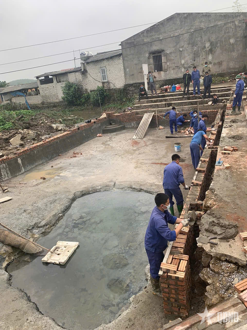 Cán bộ, nhân viên Kho KV1, Cục Quân khí xây dựng Mỏ Răng, ở thôn Phổng, xã Vân Nham, huyện Hữu Lũng, tỉnh Lạng Sơn. Ảnh: TRUNG QUÝ