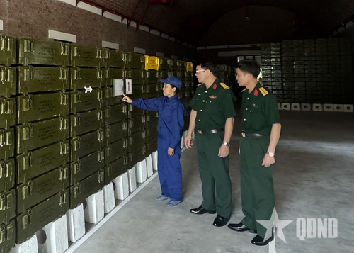  Thiếu tá QNCN Nguyễn Thị Thu Hoài, Thủ kho Nhà kho K4, Đội Bảo quản 1, Kho KV1, Cục Quân khí báo cáo với lãnh đạo, chỉ huy Kho KV1 về việc quản lý vũ khí, trang bị tại kho. Ảnh: THÁI KIÊN 