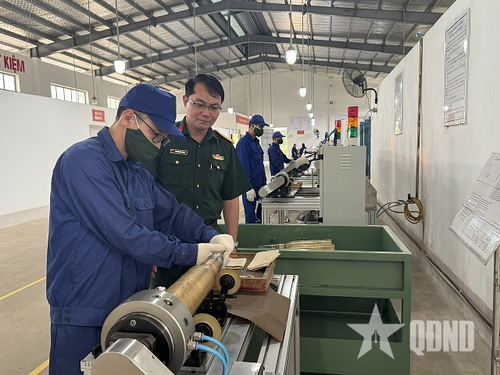 Đại tá Nguyễn Đức Thiện, Chủ nhiệm Kho KV1, Cục Quân khí kiểm tra quy trình sửa chữa đạn CX 57-C60 tại Trạm Bảo dưỡng, sửa chữa. Ảnh: THÁI KIÊN