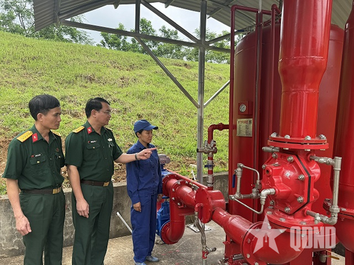 Lãnh đạo, chỉ huy Kho KV1, Cục Quân khí kiểm tra ứng dụng công nghệ mới, tích hợp chống cháy tự động tại Nhà kho K4, Đội Bảo quản 1. Ảnh: THÁI KIÊN