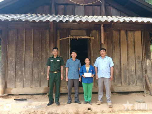 Đồn Biên phòng Tam Hợp và địa phương tặng quà hỗ trợ các hộ gia đình bị thiệt hại nặng.