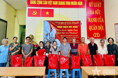 Những phần quà nghĩa tình được trao tận tay các hộ khó khăn ở phường Gia Định. 