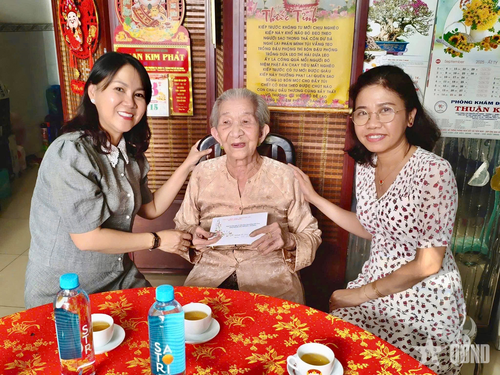 Đại biểu phường Minh Phụng thăm hỏi, trao quà tặng các gia đình chính sách, lan tỏa nghĩa tình trong cộng đồng. 