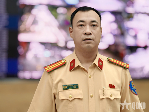 Trực tiếp điều hành tại Trung tâm, Trung tá Nguyễn Văn Khương, Phó đội trưởng Đội Chỉ huy giao thông và điều khiển đèn tín hiệu giao thông cho biết, trong kỳ nghỉ lễ 30-4 và 1-5, đơn vị đã chủ động xây dựng phương án, bố trí lực lượng ứng trực 24/24 giờ, bảo đảm theo dõi sát tình hình, kịp thời phát hiện, xử lý các điểm ùn tắc giao thông, không để bị động, bất ngờ trong mọi tình huống.