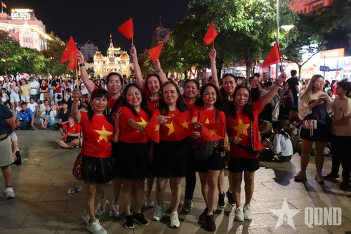 Người dân tranh thủ chụp lại những khoảnh khắc cùng bạn bè trước giờ pháo hoa.