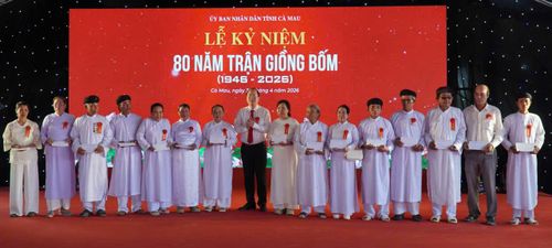 Bí thư Tỉnh ủy Cà Mau Nguyễn Hồ Hải tặng quà cho đại diện thân nhân gia đình liệt sĩ hy sinh trong trận Giồng Bốm