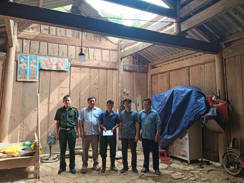 Đồn Biên phòng Tam Hợp và địa phương tặng quà hỗ trợ gia đình bị thiệt hại do lốc xoáy