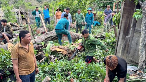 Khắc phục thiệt hại sau lốc xoáy