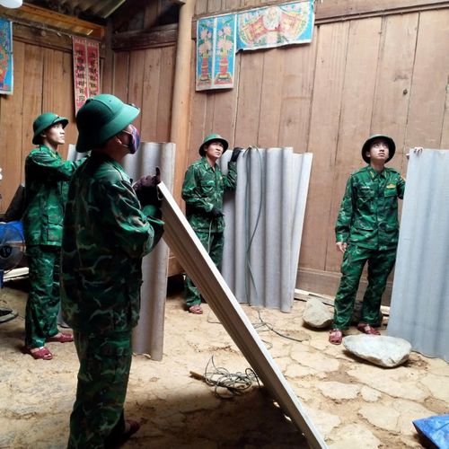 Chiến sĩ Đồn Biên phòng Tam Hợp chuẩn bị lợp mái nhà