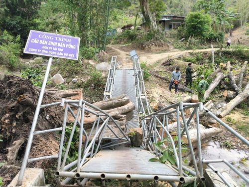Cây lớn đổ chắn lối đi, làm hư hỏng cầu dân sinh ở địa bàn vùng cao Nghệ An