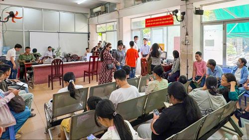  Phụ huynh và học sinh đến làm Thẻ Căn cước trong ngày nghỉ lễ 30-4 
