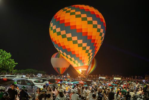  Rất đông du khách đến xem khinh khí cầu 