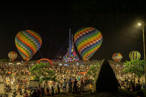  Hàng ngàn du khách đến xem ngày hội khinh khí cầu 