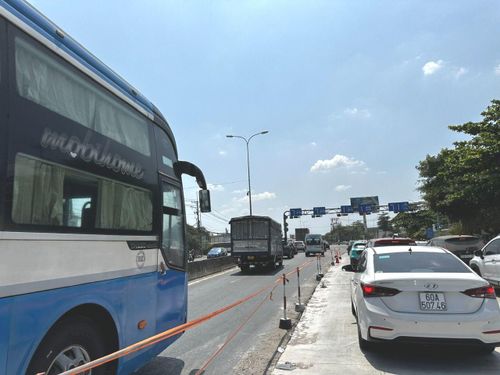 Nhiều vị trí trên quốc lộ 51 đang sửa chữa mặt đường, kết hợp lưu lượng giao thông đông đúc làm ùn ứ phương tiện dịp nghỉ lễ 30-4, 1-5