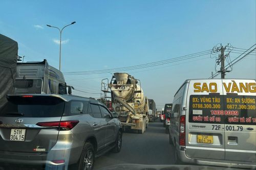 Các phương tiện lưu thông khó khăn trên tuyến quốc lộ 51, đoạn qua địa bàn TP Đồng Nai trong ngày đầu nghỉ lễ 30-4, 1-5