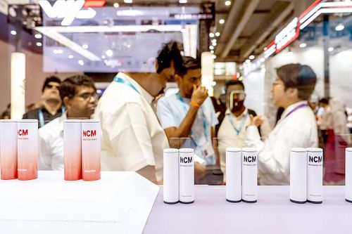 Các loại pin được trưng bày tại Hội chợ Canton ở Quảng Châu, Trung Quốc trung tuần tháng 4 ảnh: BLOOMBERG