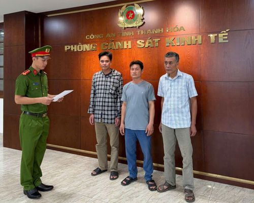 Các đối tượng Nguyễn Văn Chiến, Lê Văn Trung và Nguyễn Khắc Nguyên tại cơ quan công an. Ảnh: CÔNG AN THANH HÓA