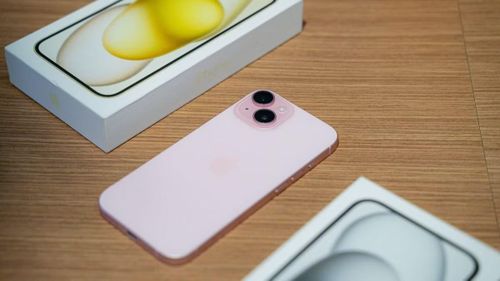 Khảo sát tại các hệ thống bán lẻ cho thấy, phiên bản iPhone 15 128GB hiện đã lên tới khoảng 17,5 triệu đồng, trong khi bản 256GB tiệm cận mốc 21 triệu đồng, tạo ra một khoảng cách đáng kể so với giai đoạn trước đó.